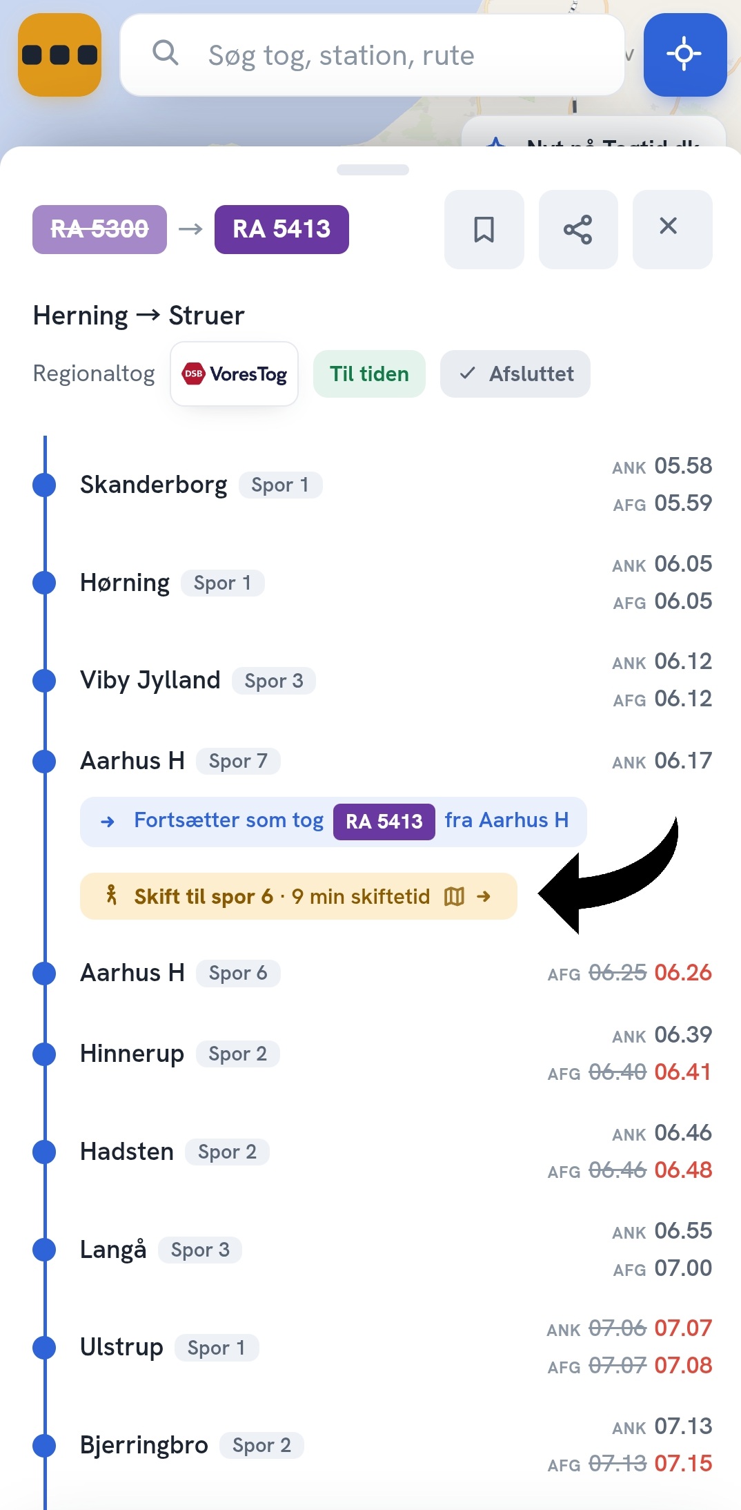 Kort over stationen med en pil fra ankomstsporet til afgangssporet
